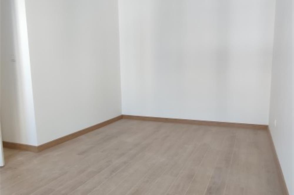 ERENKÖY DE KLİMALI GİYİNME ODALI HAVUZ GÖREN GÜNEY SIFIR 3+1