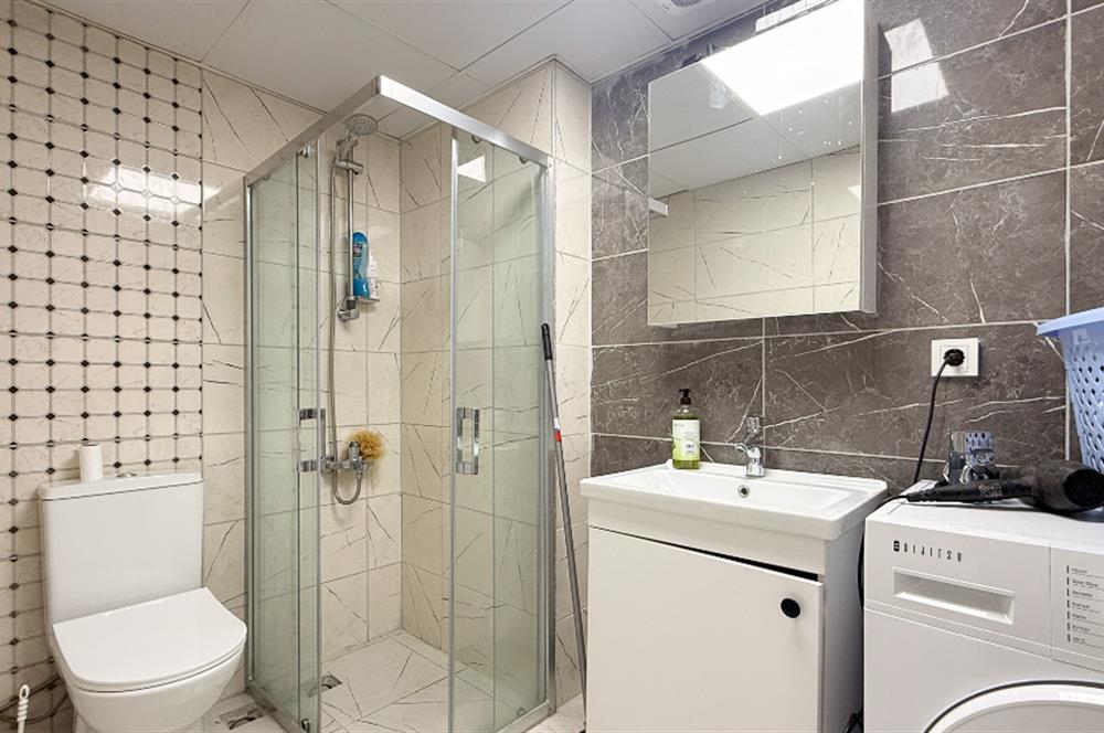 Karesi Aygören'de Satılık Eşyalı 1+1 Yerden Isıtmalı Daire