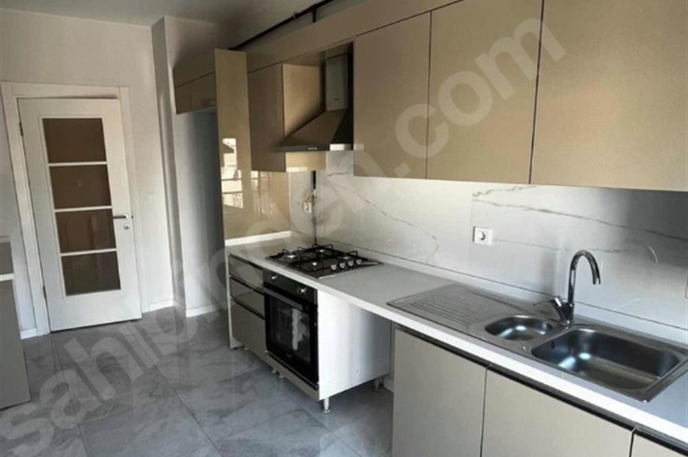 BOSTANCI DA SATILIK E5'E METROYA YAKIN BALKONLU SIFIR GÜNEY 3+1