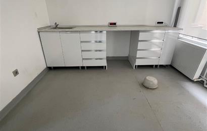 Bağdat Caddesi'nde 3+1, 130m² Geniş Otoparklı İş Yerine/Konuta