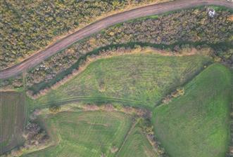 C21 BAL'DAN AKÇAKÖYDE//3750M2// YOLU AÇIK// SATILIK TARLA - 1 - 30228