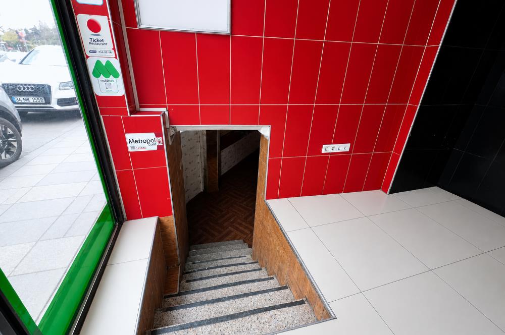 Bağlarbaşı Metro Çıkışı Karşısında Kiralık Dükkan