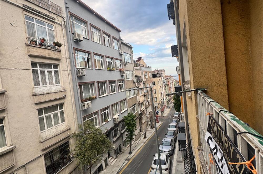 GÜMÜŞSUYUNDA SATILIK 1+1,5 BALKONLU AİRNB UYGUN SATILIK DAİRE