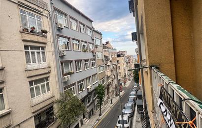 GÜMÜŞSUYUNDA SATILIK 1+1,5 BALKONLU AİRNB UYGUN SATILIK DAİRE