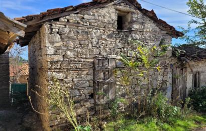 C21 BAL'DAN KİRAZPINAR KÖYÜNDE SATILIK İÇİNDE YAPI BULUNAN ARSA