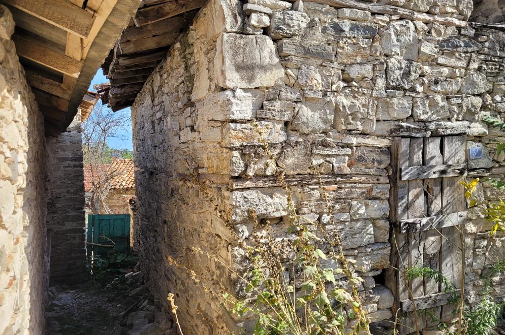 C21 BAL'DAN KİRAZPINAR KÖYÜNDE SATILIK İÇİNDE YAPI BULUNAN ARSA