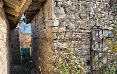 C21 BAL'DAN KİRAZPINAR KÖYÜNDE SATILIK İÇİNDE YAPI BULUNAN ARSA