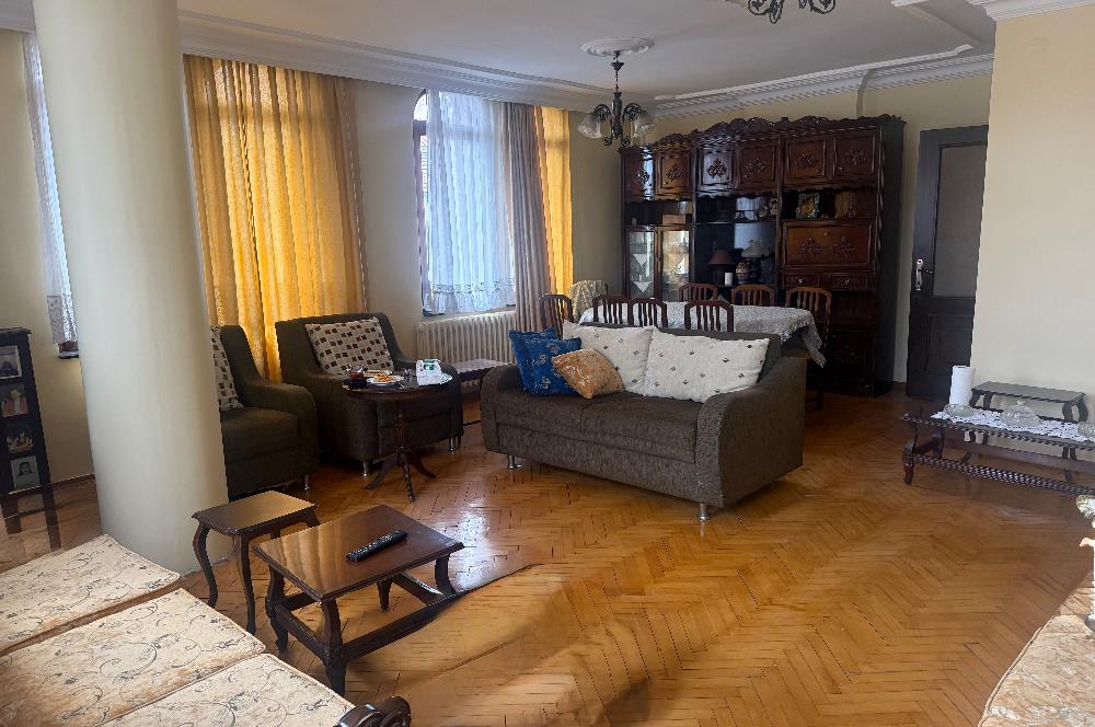 Sarıyer Reşitpaşa’da bulunan Gümüşevler Sitesi’nde 3+1 Kiralık Daire 
