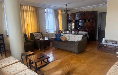 Sarıyer Reşitpaşa’da bulunan Gümüşevler Sitesi’nde 3+1 Kiralık Daire 