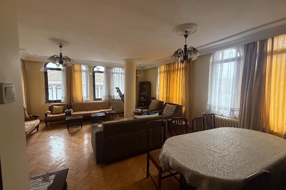 Sarıyer Reşitpaşa’da bulunan Gümüşevler Sitesi’nde 3+1 Kiralık Daire 