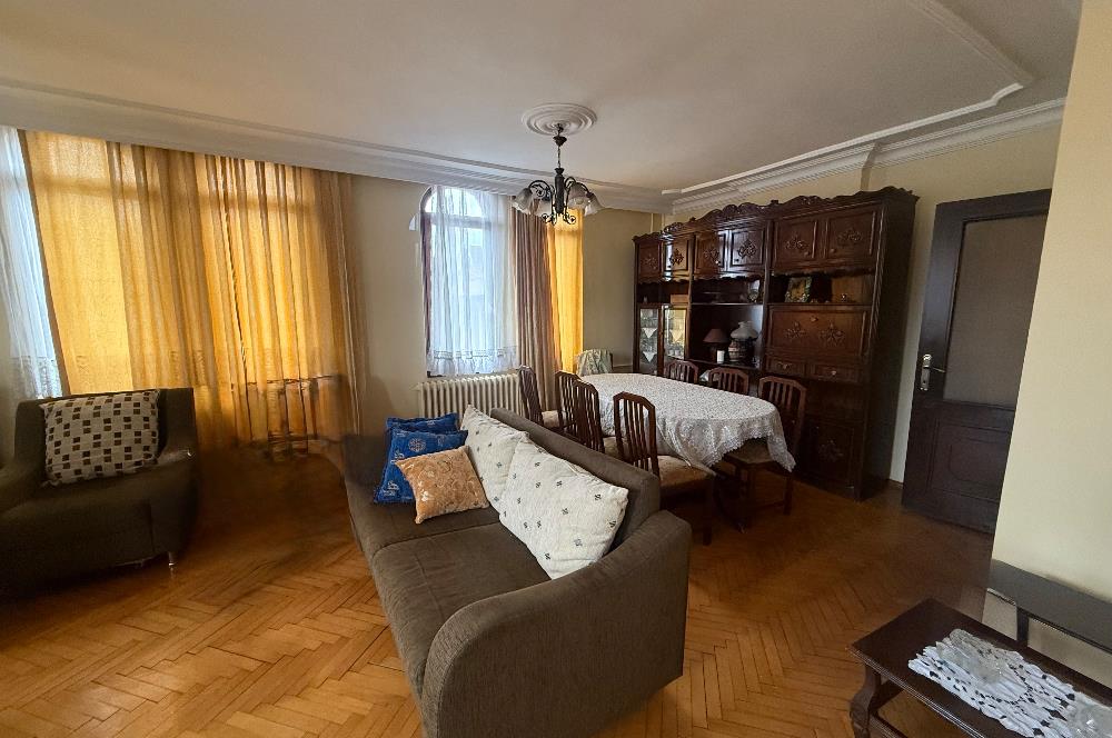 Sarıyer Reşitpaşa’da bulunan Gümüşevler Sitesi’nde 3+1 Kiralık Daire 