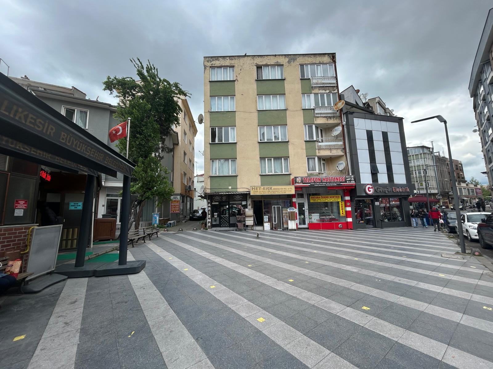 C21 BAL'DAN ÇARŞIDA İNCİRLİ CAMİ YANI ARA KAT 2+1 KİRALIK DAİRE
