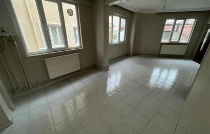 C21 BAL'DAN ÇARŞIDA İNCİRLİ CAMİ YANI ARA KAT 2+1 KİRALIK DAİRE