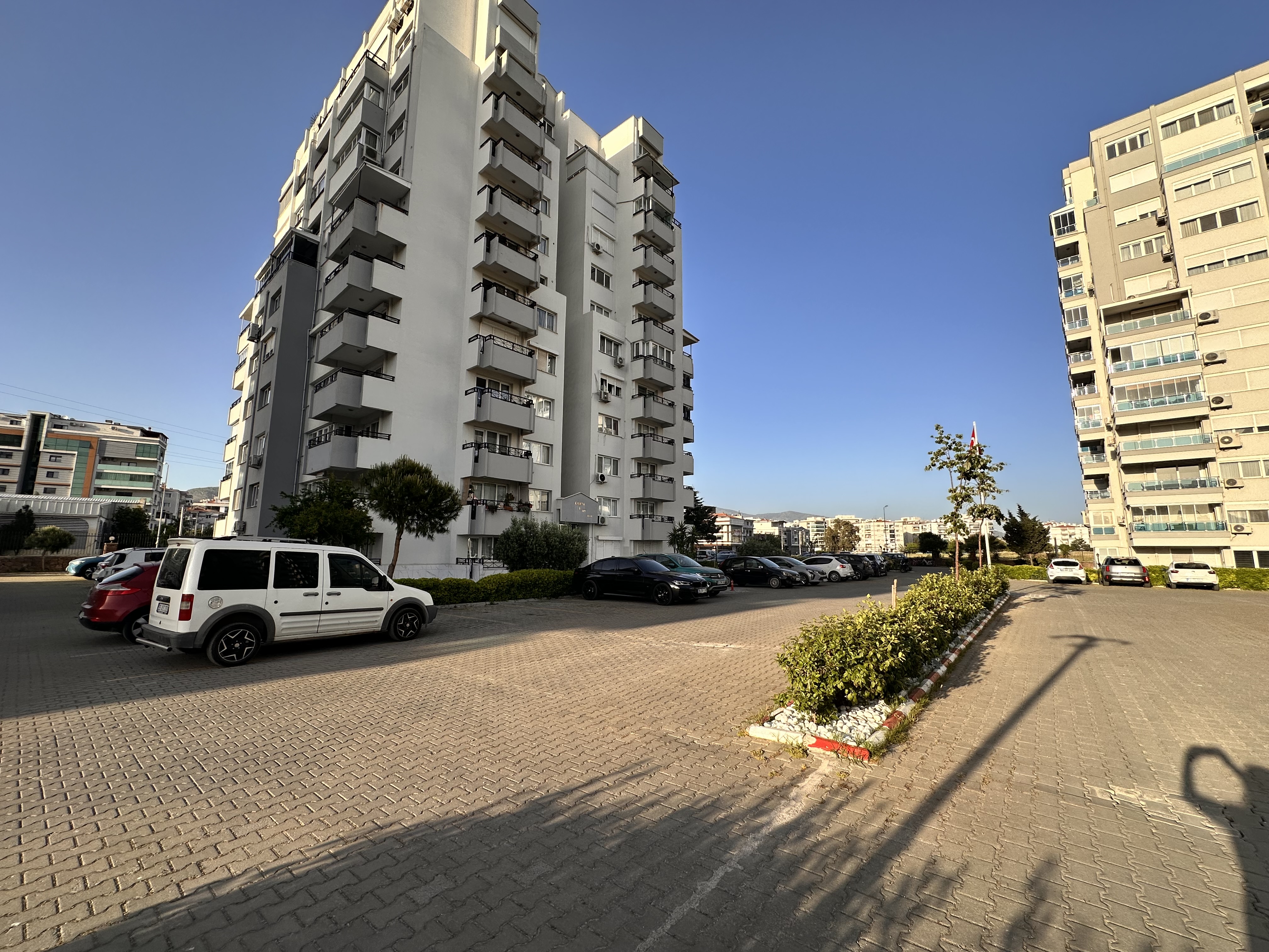 Anadolu cad. Üstü , Katip Çelebi ve Hastane Yakını 3+1 Kiralık