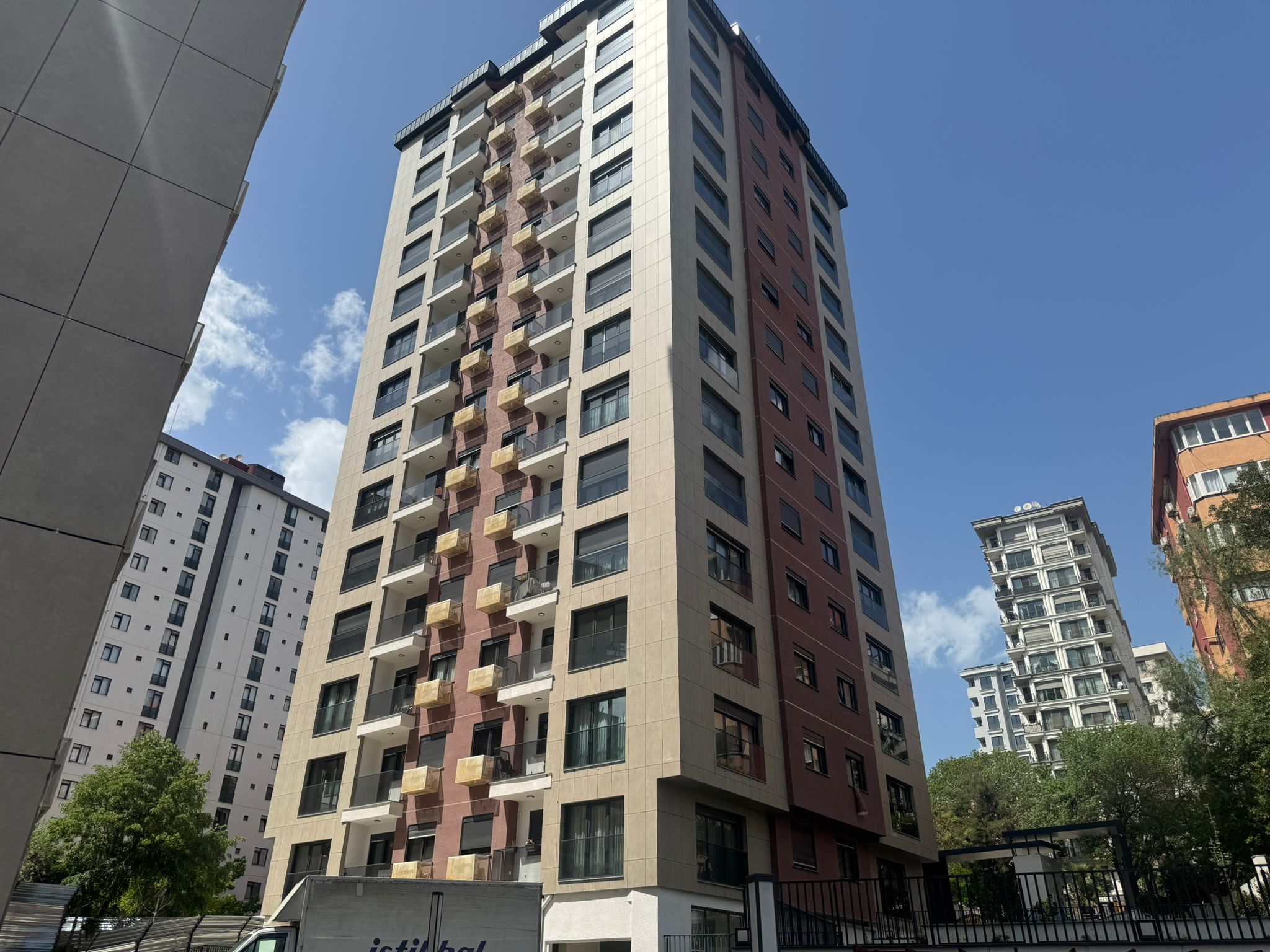 BOSTANCI'DA HAVUZLU GÜVENLİKLİ SİTEDE KİRALIK 2+1
