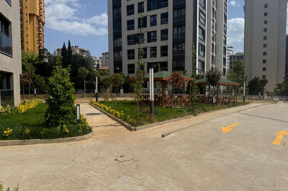 BOSTANCI'DA HAVUZLU GÜVENLİKLİ SİTEDE KİRALIK 2+1