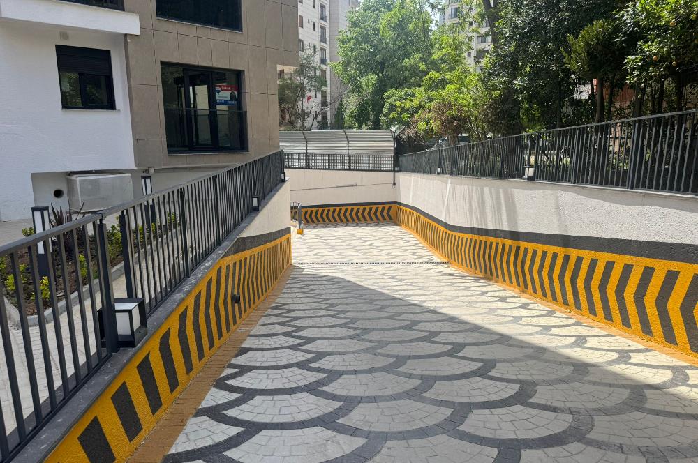 BOSTANCI'DA HAVUZLU GÜVENLİKLİ SİTEDE KİRALIK 2+1