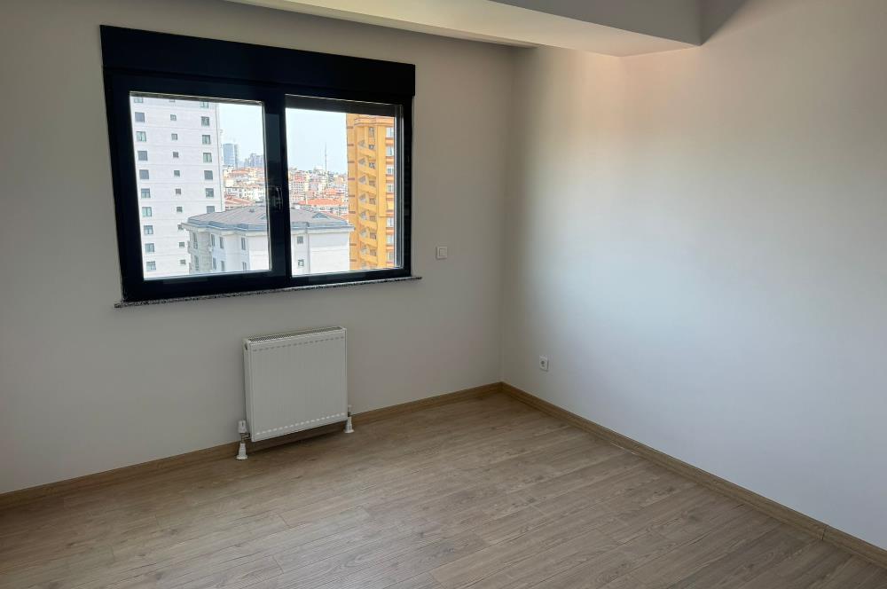 BOSTANCI'DA HAVUZLU GÜVENLİKLİ SİTEDE KİRALIK 2+1