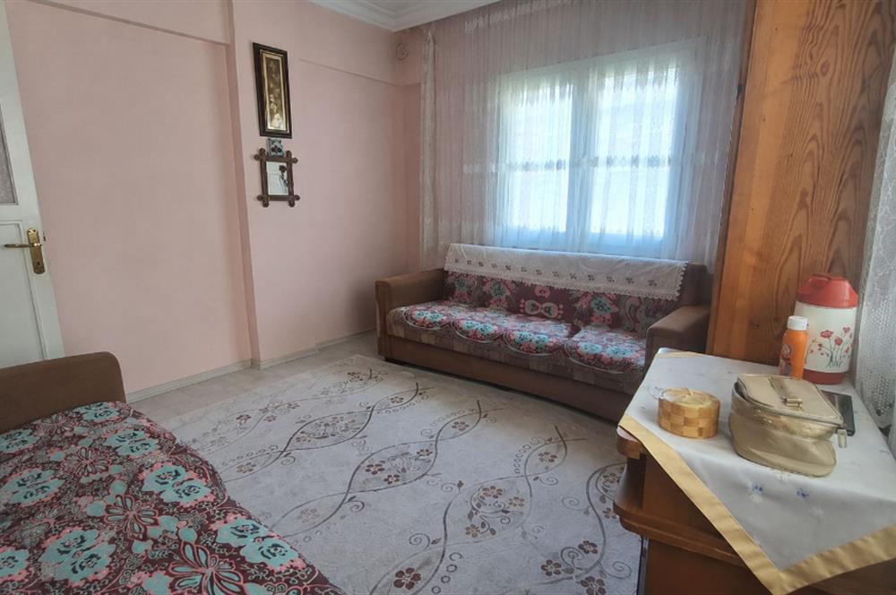 Yeşilova'da Bahçeli ve Bakımlı Satılık Bina