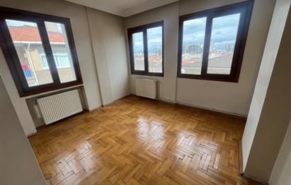 ACIBADEM İKBALİYE'DE NEZİH SOKAKTA 2+1 KİRALIK DAİRE