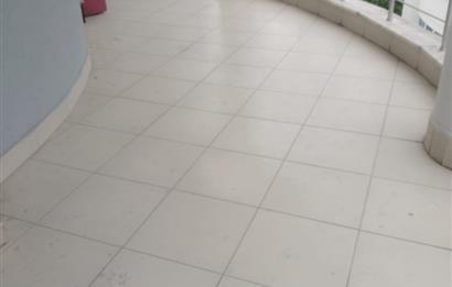 CENTURY21 WEST'TEN ÇAMLIK TERAS SİT.HAVUZLU EŞYALI 1+1 KİRALIK