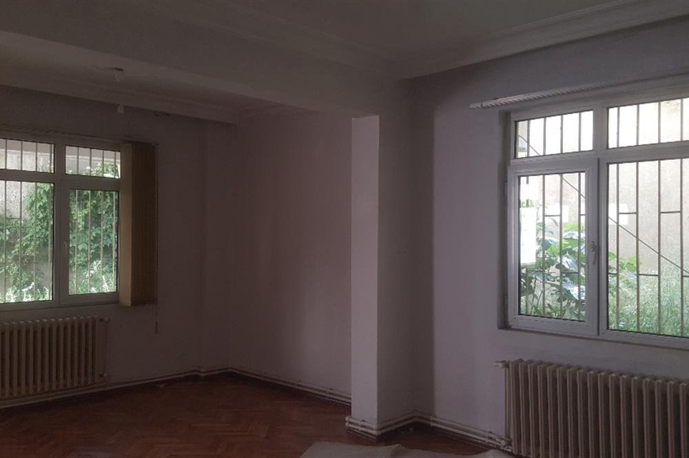 KOŞUYOLU BARBAROS SAKA SOKAKDA 1.KAT POSİZYONUNDA BALKONLU ALTINDA DAİRE VAR