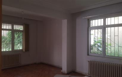 KOŞUYOLU BARBAROS SAKA SOKAKDA 1.KAT POSİZYONUNDA BALKONLU ALTINDA DAİRE VAR