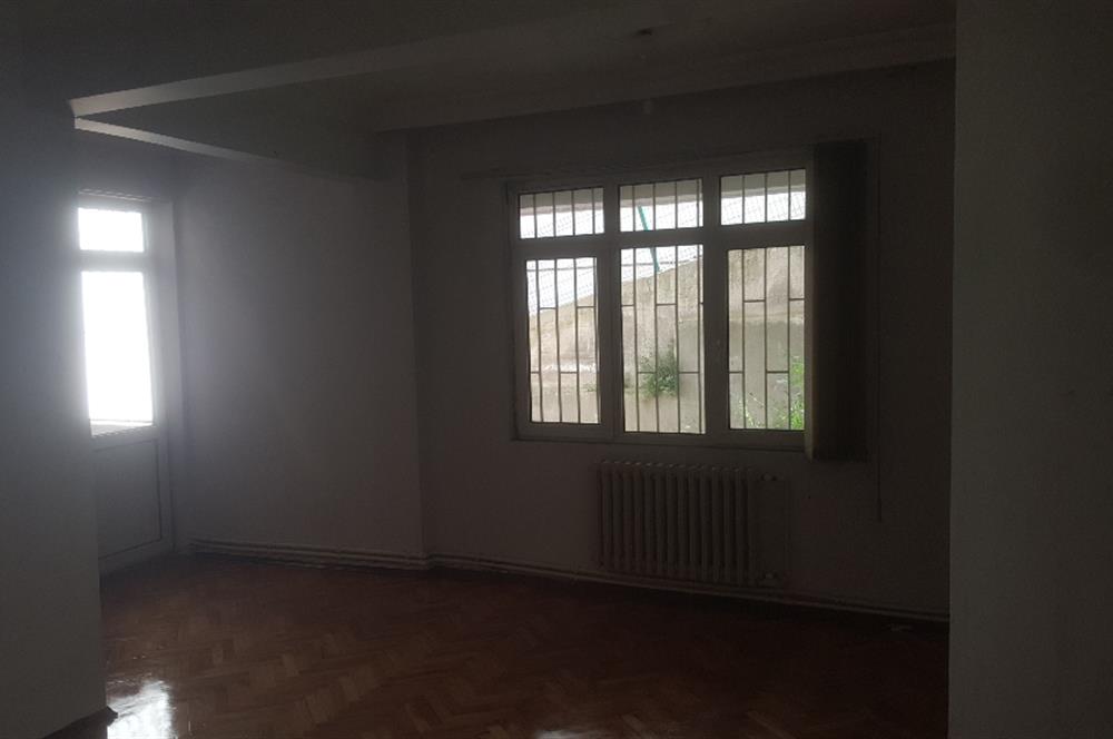 KOŞUYOLU BARBAROS SAKA SOKAKDA 1.KAT POSİZYONUNDA BALKONLU ALTINDA DAİRE VAR