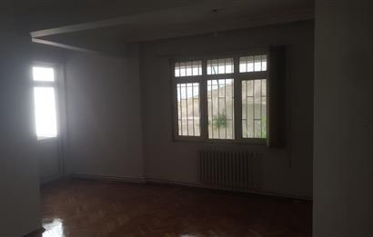 KOŞUYOLU BARBAROS SAKA SOKAKDA 1.KAT POSİZYONUNDA BALKONLU ALTINDA DAİRE VAR