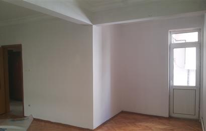 KOŞUYOLU BARBAROS SAKA SOKAKDA 1.KAT POSİZYONUNDA BALKONLU ALTINDA DAİRE VAR