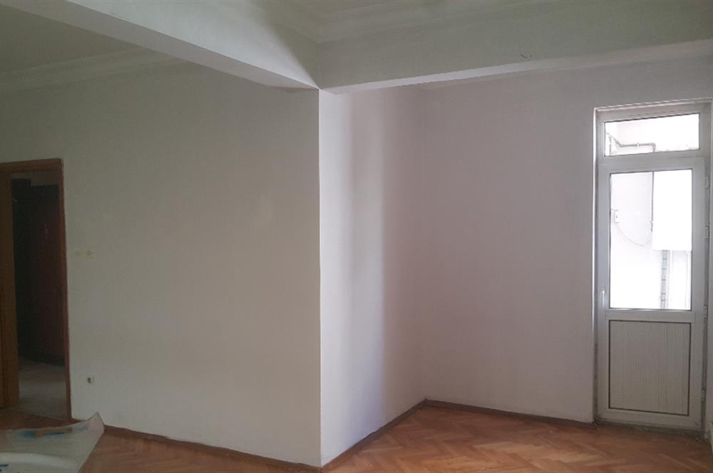 KOŞUYOLU BARBAROS SAKA SOKAKDA 1.KAT POSİZYONUNDA BALKONLU ALTINDA DAİRE VAR