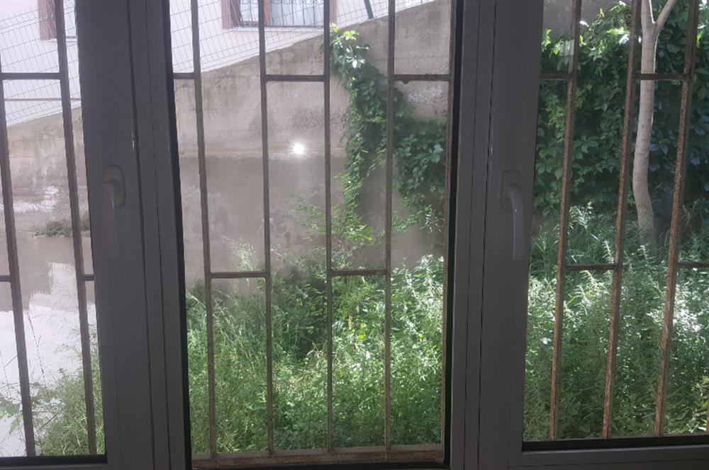 KOŞUYOLU BARBAROS SAKA SOKAKDA 1.KAT POSİZYONUNDA BALKONLU ALTINDA DAİRE VAR