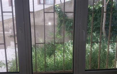KOŞUYOLU BARBAROS SAKA SOKAKDA 1.KAT POSİZYONUNDA BALKONLU ALTINDA DAİRE VAR