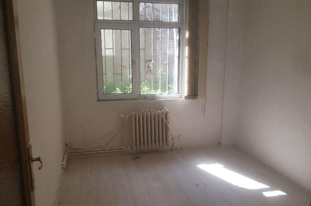 KOŞUYOLU BARBAROS SAKA SOKAKDA 1.KAT POSİZYONUNDA BALKONLU ALTINDA DAİRE VAR