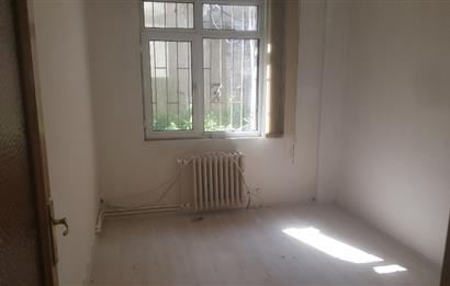 KOŞUYOLU BARBAROS SAKA SOKAKDA 1.KAT POSİZYONUNDA BALKONLU ALTINDA DAİRE VAR