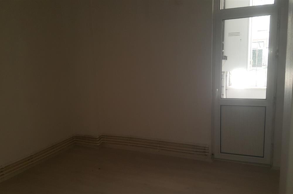 KOŞUYOLU BARBAROS SAKA SOKAKDA 1.KAT POSİZYONUNDA BALKONLU ALTINDA DAİRE VAR