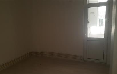 KOŞUYOLU BARBAROS SAKA SOKAKDA 1.KAT POSİZYONUNDA BALKONLU ALTINDA DAİRE VAR