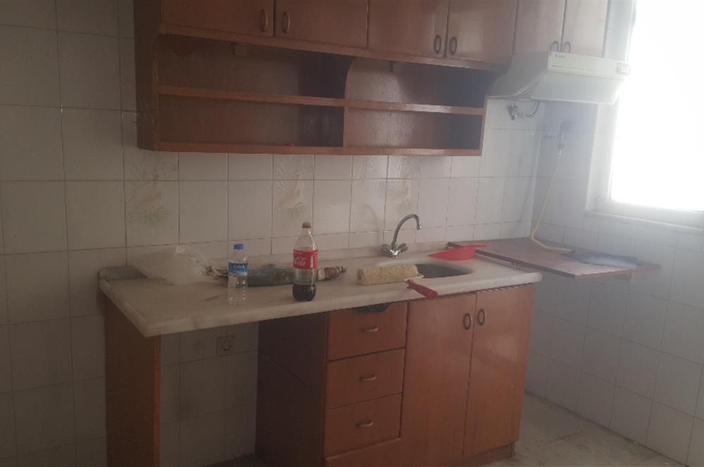KOŞUYOLU BARBAROS SAKA SOKAKDA 1.KAT POSİZYONUNDA BALKONLU ALTINDA DAİRE VAR