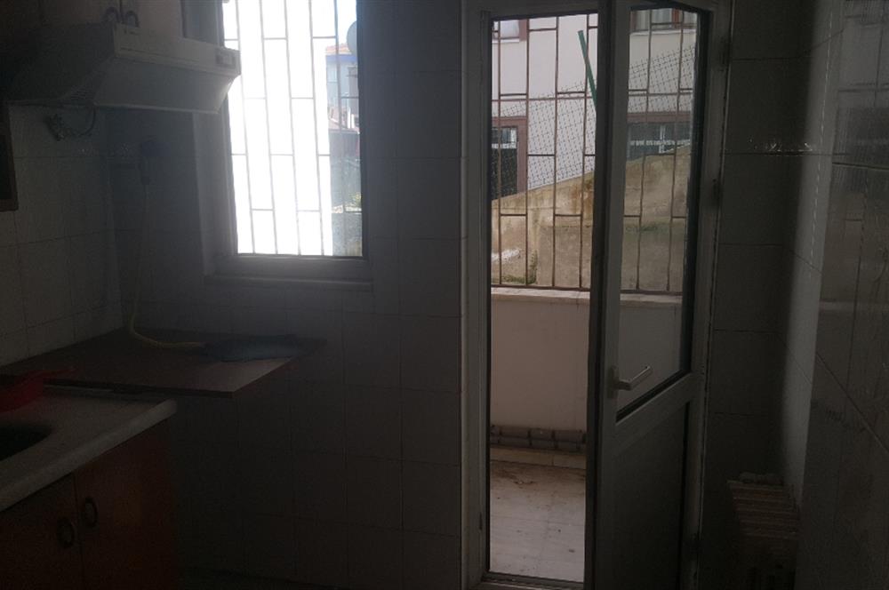 KOŞUYOLU BARBAROS SAKA SOKAKDA 1.KAT POSİZYONUNDA BALKONLU ALTINDA DAİRE VAR
