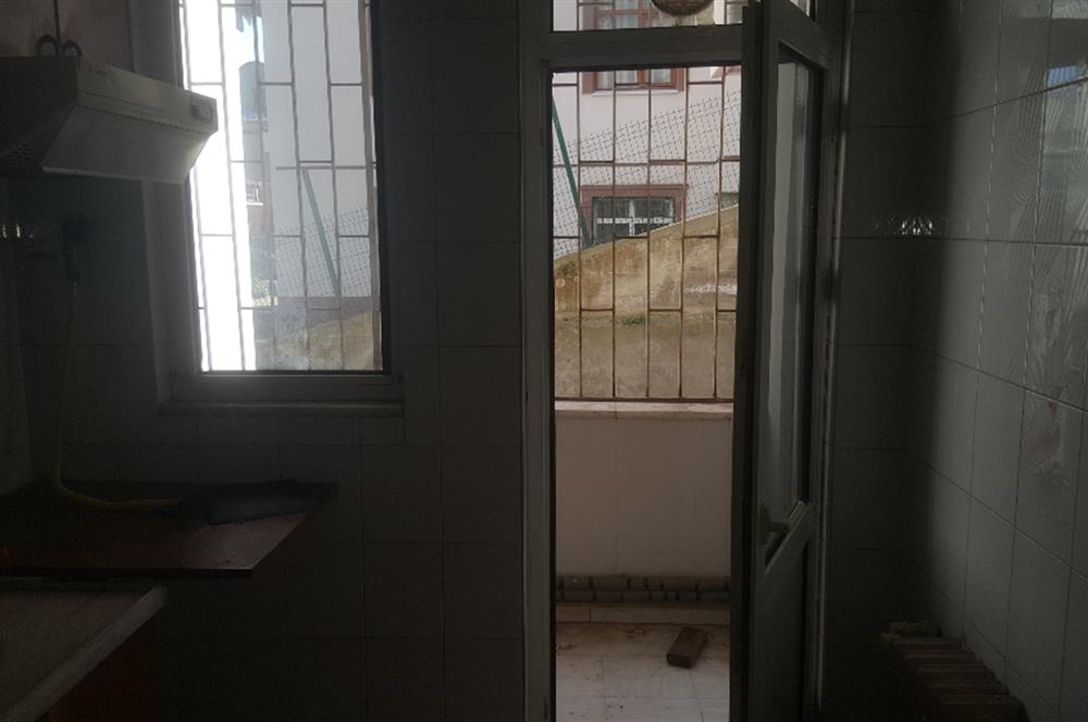 KOŞUYOLU BARBAROS SAKA SOKAKDA 1.KAT POSİZYONUNDA BALKONLU ALTINDA DAİRE VAR