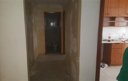 KOŞUYOLU BARBAROS SAKA SOKAKDA 1.KAT POSİZYONUNDA BALKONLU ALTINDA DAİRE VAR
