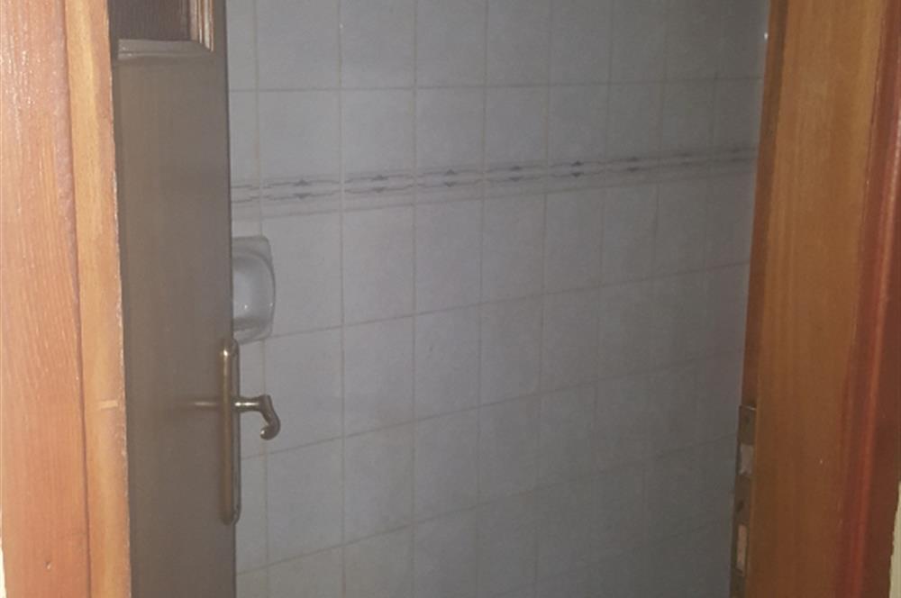 KOŞUYOLU BARBAROS SAKA SOKAKDA 1.KAT POSİZYONUNDA BALKONLU ALTINDA DAİRE VAR