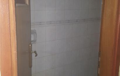 KOŞUYOLU BARBAROS SAKA SOKAKDA 1.KAT POSİZYONUNDA BALKONLU ALTINDA DAİRE VAR