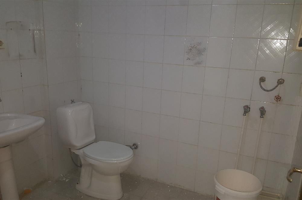 KOŞUYOLU BARBAROS SAKA SOKAKDA 1.KAT POSİZYONUNDA BALKONLU ALTINDA DAİRE VAR