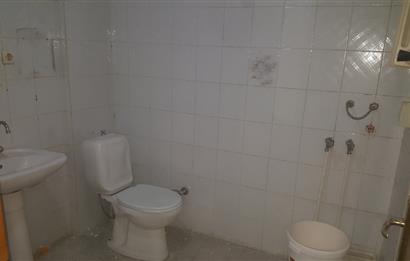 KOŞUYOLU BARBAROS SAKA SOKAKDA 1.KAT POSİZYONUNDA BALKONLU ALTINDA DAİRE VAR