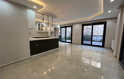 Bornova Atatürk Mahallesinde Şömineli, Jakuzili, 5+2 Villa