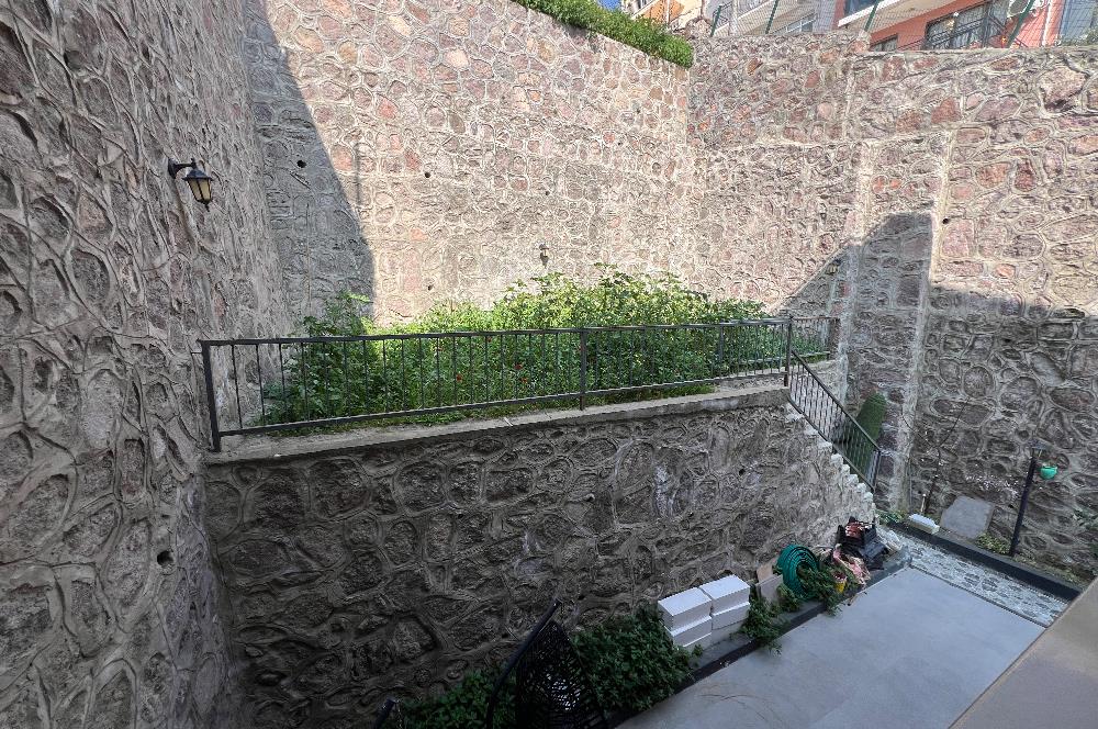 Bornova Atatürk Mahallesinde Şömineli, Jakuzili, 5+2 Villa