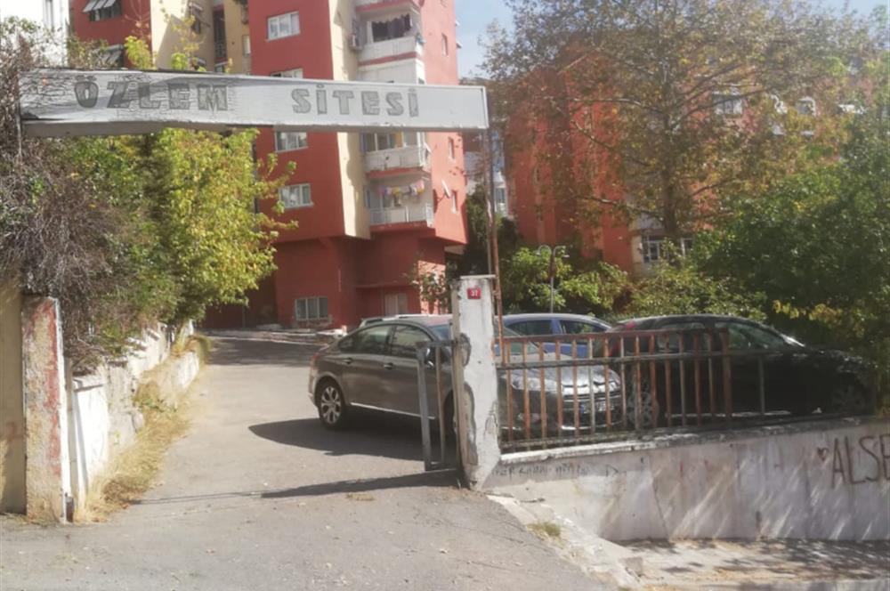 Ataşehir İnönü Mah. Özlem Sitesinde Satılık 2+1 Yatırımlık Daire