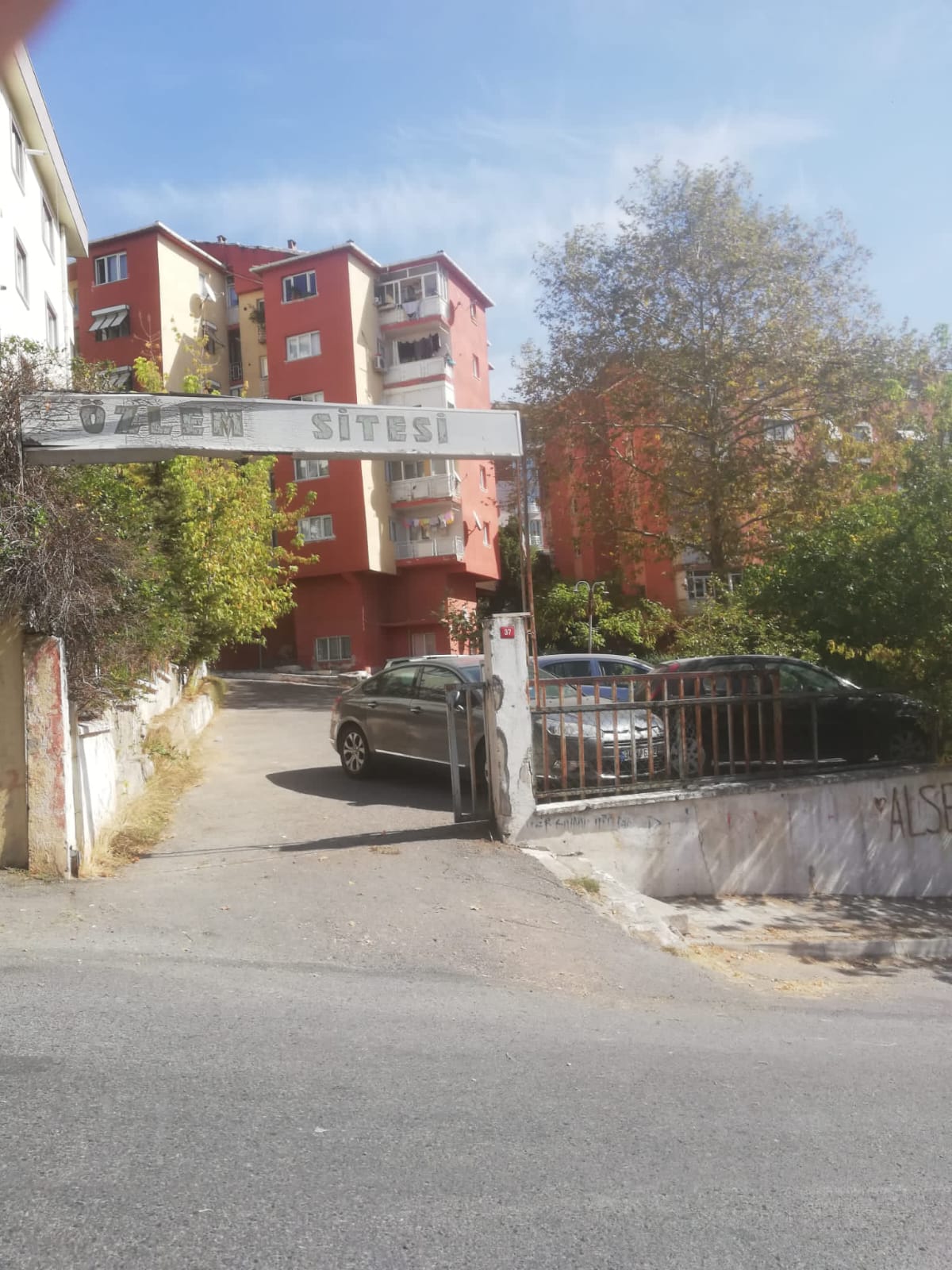 Ataşehir İnönü Mah. Özlem Sitesinde Satılık 2+1 Yatırımlık Daire