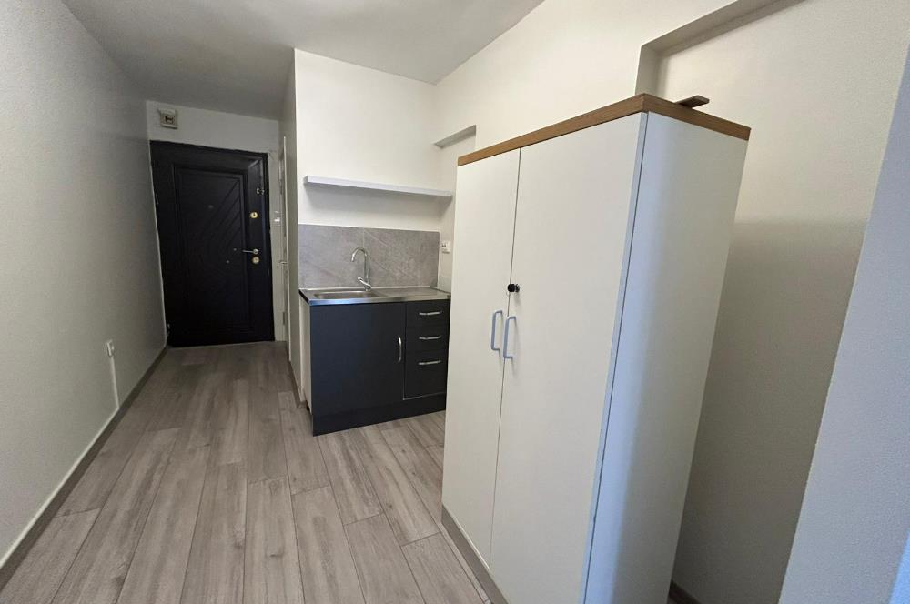 Şişli Osmanbey Metro Çıkışında, Cadde Cepheli, Yenilenmiş Ofis